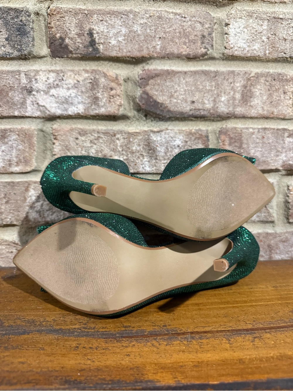 Betsey Johnson Emerald Green sparkly Pointed-Toe Bow heels - Picture 5 of 5